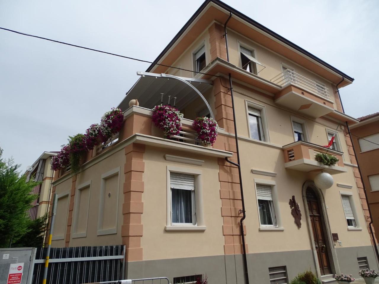La Pajassa Bed and Breakfast Alba  Buitenkant foto